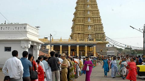  ಚಾಮುಂಡಿಬೆಟ್ಟದಲ್ಲಿರುವ ಚಾಮುಂಡೇಶ್ವರಿ ದೇವಸ್ಥಾನ