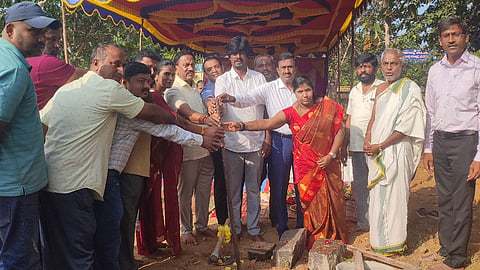 ಕೆ.ಆರ್.ಸಾಗರ ಸಮೀಪದ ಬೆಳಗೊಳ ಗ್ರಾಮದಲ್ಲಿ ಸುಮಾರು 48.34 ಲಕ್ಷ ರೂ. ವೆಚ್ಚದಲ್ಲಿ ನೂತನ ಪಶು ವೈದ್ಯಕೀಯ ಚಿಕಿತ್ಸಾಲಯದ ಕಟ್ಟಡ ನಿರ್ಮಾಣ ಕಾಮಗಾರಿಗೆ ಶುಕ್ರವಾರ ಶಾಸಕ ರನಮೇಶ ಬಂಡಿಸಿದ್ದೇಗೌಡ ಭೂಮಿಪೂಜೆ ನೆರವೇರಿಸಿದರು. ಸವಿತಾ ರವಿಕುಮಾರ್, ಶಿವಲಿಂಗಯ್ಯ, ಪ್ರವೀಣ್‌ಕುಮಾರ್, ಬಿ.ವಿ.ಸುರೇಶ್, ರವಿಕುಮಾರ್, ಪುಟ್ಟರಾಜು, ಪ್ರದೀಪ್ ಇತರರಿದ್ದರು.
