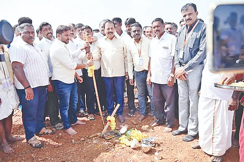 ನಾಗಮಂಗಲ ತಾಲೂಕಿನ ಮಣ್ಣಹಳ್ಳಿ ಸಮೀಪ ವಾಹನ ಚಾಲನಾ ತರಬೇತಿ ಕೇಂದ್ರ (ಡ್ರೈವಿಂಗ್ ಟ್ರೈನಿಂಗ್ ಟ್ರಾೃಕ್) ನಿರ್ಮಾಣ ಕಾಮಗಾರಿಗೆ ಸಚಿವ ಎನ್.ಚಲುವರಾಯಸ್ವಾಮಿ ಅವರು ಸೋಮವಾರ ಭೂಮಿಪೂಜೆ ನೆರವೇರಿಸಿದರು.