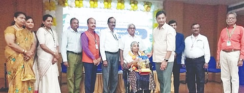 ಭಾರತೀ ಕಾಲೇಜಿನ ಕುವೆಂಪು ಸಭಾಂಗಣದಲ್ಲಿ ಶ್ರೀಮತಿ ಪದ್ಮಾ ಜಿ.ಮಾದೇಗೌಡ ಪ್ರತಿಷ್ಠಾನ ಮತ್ತು ಭಾರತೀ ಕಾಲೇಜಿನ ಮಹಿಳಾ ಕೋಶ, ಐಕ್ಯುಎಸಿ ಸಹಯೋಗದಲ್ಲಿ ಭಾವನಾತ್ಮಕ ಸದೃಢತೆ ಮತ್ತು ಡಿಜಿಟಲ್ ಆರೋಗ್ಯ ಎಂಬ ಅರಿವು ಕಾರ್ಯಕ್ರಮದಲ್ಲಿ ಲೇಖಕಿ ನೇಮಿಚಂದ್ರ ಅವರನ್ನು ಅಭಿನಂದಿಸಲಾಯಿತು.