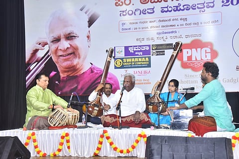 Music ಹುಬ್ಬಳ್ಳಿಯ ಸವಾಯಿ ಗಂಧರ್ವ ಹಾಲ್​ನಲ್ಲಿ ಶನಿವಾರ ಪಂ. ಅರ್ಜುನಸಾ ನಾಕೋಡ ಸಂಗೀತ ಮಹೋತ್ಸವದಲ್ಲಿ ಪಂ. ವೆಂಕಟೇಶ ಕುಮಾರ ಅವರು ಸಂಗೀತ ಕಚೇರಿ ನಡೆಸಿದರು.
