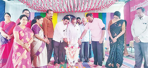 ಅರಕಲಗೂಡು ತಾಲೂಕಿನ ಕೊಣನೂರಿನ ಎಂಕೆಎಸ್ ಲಯನ್ಸ್ ವಿದ್ಯಾನಿಕೇತನ ಶಾಲೆಯಲ್ಲಿ ಆಯೋಜಿಸಿದ್ದ  ವಾರ್ಷಿಕೋತ್ಸವ ಸಮಾರಂಭವನ್ನು ಗ್ರಾಪಂ ಅಧ್ಯಕ್ಷ ನಾಗರಾಜು ಉಧ್ಘಾಟಿಸಿದರು. ಶ್ರೀಧರ್, ಅಬೂಬಕರ್, ರವಿಕುಮಾರ್, ಸುಬ್ರಹ್ಮಣ್ಯ ಇತರರಿದ್ದರು.