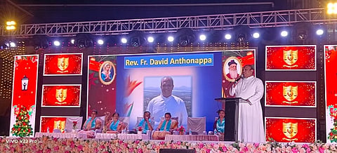ಅರಸೀಕೆರೆ ಗ್ರಾಮಾಂತರ ತಾಲೂಕಿನ ಸೆಂಟ್ ಮೇರಿಸ್ ಆಂಗ್ಲ ಪ್ರೈಮರಿ ಶಾಲಾ ವಾರ್ಷಿಕೋತ್ಸವ ಸಮಾರಂಭದಲ್ಲಿ ಫಾದರ್ ಅಂತೋಣಪ್ಪ, ಮೋಹನ್‌ಕುಮಾರ್, ಸಹನಾ ಇತರರಿದ್ದರು.