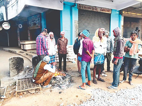  ಹೊಳೆನರಸೀಪುರದ ಸುಭಾಷ್ ವೃತ್ತದಲ್ಲಿ ಬೆಂಕಿಗೆ ಮೈ ಕಾಯಿಸಿಕೊಳ್ಳುತ್ತಿರುವುದು.          