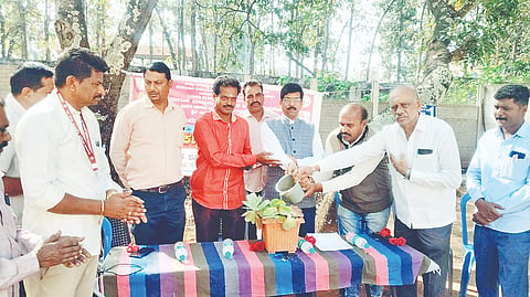 ಗುಂಡ್ಲುಪೇಟೆ ಪಟ್ಟಣದ ಸರ್ಕಾರಿ ನೌಕರರ ಭವನದಲ್ಲಿ ಕಣ್ಣಿನ ಉಚಿತ ತಪಾಸಣೆ ಶಿಬಿರವನ್ನು ಬಸವರಾಜತಳವಾರ್ ಉದ್ಘಾಟಿಸಿದರು. ಶ್ರೀನಾಥ್, ನಾಗೇಂದ್ರ, ವಿಜಯಕಾಂತ್, ಮಹದೇವಸ್ವಾಮಿ, ಸಿದ್ದರಾಜು, ಭೈರೇಶ್ ಇದ್ದರು.