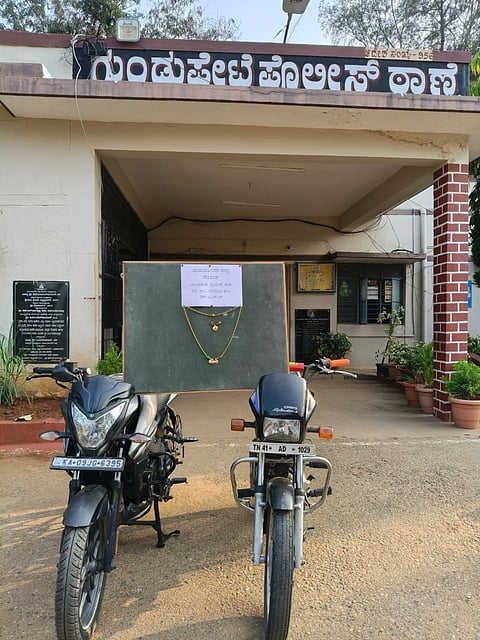 ಗುಂಡ್ಲುಪೇಟೆ ಪಟ್ಟಣದ ಪೊಲೀಸರು ಇಬ್ಬರು ಕಳ್ಳರಿಂದ ವಶಕ್ಕೆ ಪಡೆದ ಎರಡು ಬೈಕ್ ಹಾಗೂ ಚಿನ್ನದ ಸರ.