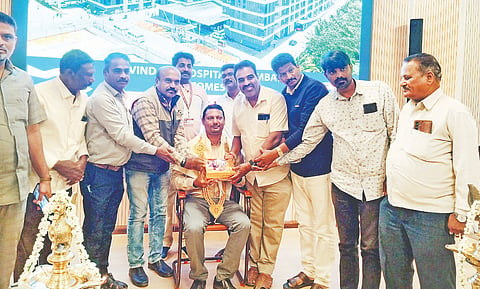 ಕೊಯಮತ್ತೂರು ಅರವಿಂದ ಕಣ್ಣಿನ ಆಸ್ಪತ್ರೆಯಲ್ಲಿ ಬಿ.ವಿಜಯಕಾಂತ್ ಅವರನ್ನು ಸನ್ಮಾನಿಸಲಾಯಿತು. ಸಿದ್ದರಾಜು, ವೀರಭದ್ರಪ್ಪ, ಪ್ರಸಾದ್, ಮಹದೇವಸ್ವಾಮಿ, ರಾ.ಬಾಬು, ಭೈರೇಶ್ ಗಾಣಿಗ್, ವೇಣುನಾಯಕ್, ಭೋಲಾರಾಂ ಸೋಲಂಕಿ ಇದ್ದರು.
