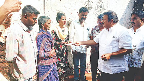 ಕೆ.ಆರ್.ಸಾಗರ ಸಮೀಪದ ಬೆಳಗೊಳ ಗ್ರಾಮದ ಬಲಮುರಿ ರಸ್ತೆಯಲ್ಲಿ ಗೌರಮ್ಮ ಎಂಬುವರ ಮನೆ ಗ್ಯಾಸ್ ಸೋರಿಕೆಯಿಂದಾಗಿ ಸಂಪೂರ್ಣ ಸುಟ್ಟು ಹೋಗಿದ್ದ ಸ್ಥಳಕ್ಕೆ ಮಾಜಿ ಶಾಸಕ ರವೀಂದ್ರ ಶ್ರೀಕಂಠಯ್ಯ ಭೇಟಿ ನೀಡಿ ವೈಯಕ್ತಿಕ ಧನಸಹಾಯ ನೀಡಿದರು. ಬಿ.ವಿ.ಲೋಕೇಶ್, ವಾಸು, ಸಂತೋಷ್, ಪ್ರಕಾಶ್, ದೇವರಾಜ ಇತರರು ಇದ್ದರು.