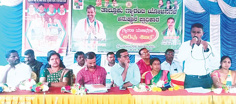 ಶೀಗೆವಾಳು ಗ್ರಾಮದಲ್ಲಿ ಗ್ಯಾರಂಟಿ ಯೋಜನೆಗಳ ಸಮಿತಿಯಿಂದ ಅಧಿಕಾರಿಗಳೊಂದಿಗೆ ಸಾರ್ವಜನಿಕ ಪರಿಶೀಲನಾ ಸಭೆ ಆಯೋಜಿಸಲಾಗಿತ್ತು. ರವಿಕುಮಾರ್, ಉದಯ್ ಶಂಕರ್ ಇತರರು. 