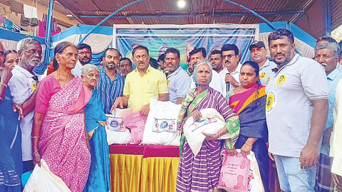 ಕೆ.ಆರ್.ಸಾಗರ ಶ್ರೀ ರಾಮಾನಂಜುನೇಯ ದೇವಾಲಯದಲ್ಲಿ ಬಳಿಯ ಅರಳಿಕಟ್ಟೆಲ್ಲಿನ ವೇದಿಕೆ ಕಾರ್ಯಕ್ರಮದಲ್ಲಿ ಜನರಿಗೆ ಫುಡ್ ಕಿಟ್ ವಿತರಿಸಿದರು.  ಪಕ್ಷದ ಮುಖಂಡರು, ಗ್ರಾ.ಪಂ ಮಾಜಿ ಸದಸ್ಯರು ಗ್ರಾಮಸ್ಥರು ಇತರರು ಇದ್ದರು.