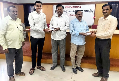 ಬೆಳಗಾವಿ ವಾರ್ತಾ ಇಲಾಖೆಯಲ್ಲಿ ಗುರುವಾರ ಉಪನಿರ್ದೇಶಕ ಗುರುನಾಥ ಕಡಬೂರ ಗ್ರಾಮೀಣ ಪತ್ರಕರ್ತರ ಬಸ್ ಪಾಸ್‌ಗಳನ್ನು ಸಾಂಕೇತಿಕವಾಗಿ ವಿತರಿಸಿದರು. 