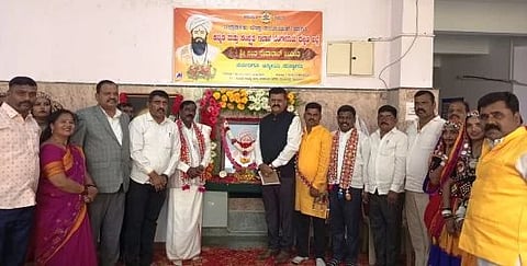 ರಾಮನಗರದ ಕಂದಾಯ ಭವನದಲ್ಲಿ ಕನ್ನಡ ಮತ್ತು ಸಂಸ್ಕೃತಿ ಇಲಾಖೆ ಆಯೋಜಿಸಿದ್ದ ಶ್ರೀ ಸಂತ ಸೇವಾಲಾಲ್ ಜಯಂತಿ ಕಾರ್ಯಕ್ರಮದಲ್ಲಿ ಜಿಲ್ಲಾ ಬಂಜಾರ ಸಂಘದ ಜಿಲ್ಲಾ ಕಾರ್ಯಾಧ್ಯಕ್ಷ ಡಾ. ಎ.ಆರ್. ಗೋವಿಂದಸ್ವಾಮಿ, ಸಹಾಯಕ ನಿರ್ದೇಶಕ ಕೆ. ಸತೀಶ್, ಕೆಡಿಪಿ ಸಭೆಯ ನಾಮನಿರ್ದೇಶಿತ ಸದಸ್ಯ ಗುರುಮೂರ್ತಿ ಮುಂತಾದವರು ಸೇವಾಲಾಲ್ ಭಾವಚಿತ್ರಕ್ಕೆ ನಮನ ಸಲ್ಲಿಸಿದರು. 