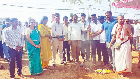 ಬೆಳಗೊಳ ಗ್ರಾಪಂ ವ್ಯಾಪ್ತಿಯ ಹೊಸ ಆನಂದೂರು ಹಾಗೂ ಬೆಳಗೊಳ ಗ್ರಾಮಗಳಲ್ಲಿ ಬಹುಕೋಟಿ ವೆಚ್ಚದ ವಿವಿಧ ಕಾಮಗಾರಿಗಳಿಗೆ ಶಾಸಕ ರಮೇಶ್ ಬಂಡಿಸಿದ್ದೇಗೌಡ ಶುಕ್ರವಾರ ಭೂಮಿಪೂಜೆ ನೆರವೇರಿಸಿದರು.