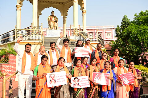 ರಾಜ್ಯ ಮಹಿಳಾ ಆಯೋಗದ ಅಧ್ಯಕ್ಷೆ ನಾಗಲಕ್ಷ್ಮೀ ಚೌದರಿ ವಿರುದ್ಧ ವೀರಶೈವ ಲಿಂಗಾಯತ ವೇದಿಕೆ ಮತ್ತು ಮಹಿಳಾ ಘಟಕದಿಂದ ಬುಧವಾರ ಮೈಸೂರು ನಗರದಲ್ಲಿ ಪ್ರತಿಭಟನೆ ನಡೆಯಿತು.