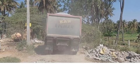 ಧೂಳು ಎಬ್ಬಿಸುತ್ತಾ ಸಾಗುವ ಲಾರಿಗಳು