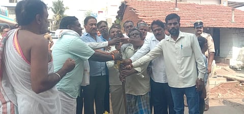 ಬಸ್ತಿಪುರ ಗ್ರಾಮದಲ್ಲಿ 2 ಕೋಟಿ ರೂ., ಅನುದಾನದ ರಸ್ತೆ ಮತ್ತು ಚರಂಡಿ ಅಭಿವೃದ್ಧಿ ಕಾಮಗಾರಿಗೆ ಶಾಸಕ ರಮೇಶ ಬಂಡಿಸಿದ್ದೇಗೌಡ ಚಾಲನೆ ನೀಡಿದರು.ವೆಂಕಟೇಶ್, ಬಸವರಾಜು, ನಾಗರಾಜು ಇತರರಿದ್ದರು. 