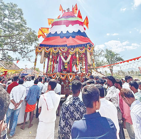 ದುಮ್ಮೇನಹಳ್ಳಿ ಗ್ರಾಮದಲ್ಲಿ ಶ್ರೀ ರಾಮೇಶ್ವರ ಸ್ವಾಮಿ ಅವರ ರಥೋತ್ಸವ ಜರುಗಿತು. 