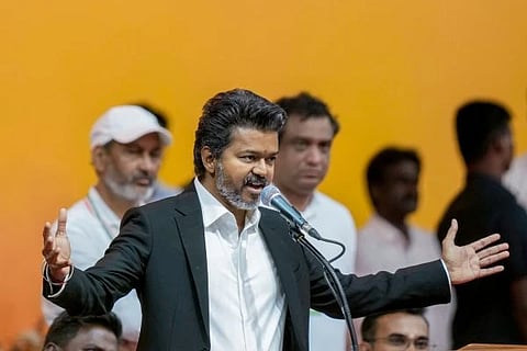 Vijay Meets AIADMK Leaders | ವೇಲುಮಣಿ-ಷಣ್ಮುಗಂ ಜೊತೆ ಸಿಎಂ ರಹಸ್ಯ ಸಭೆ