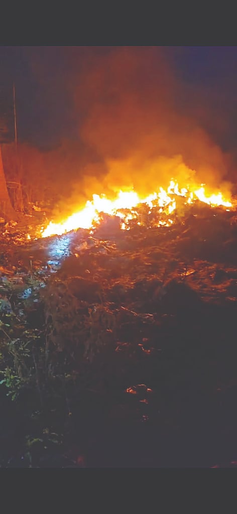 ಮೊಗರಹಳ್ಳಿ(ಮಂಟಿ) ಬಳಿಯ ಹೊರವಲಯದಲ್ಲಿ ತಾಜ್ಯಕ್ಕೆ ಬೆಂಕಿ ಹಾಕಿರುವುದು.