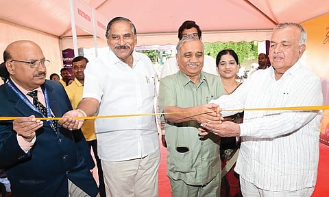 ವಿಜಯವಾಣಿ ವಿದ್ಯೋತ್ಸವ ಎಜುಕೇಷನ್ ಎಕ್ಸ್​ಪೋಗೆ ಸಚಿವ ರಾಮಲಿಂಗಾರೆಡ್ಡಿ ಶನಿವಾರ ಬೆಂಗಳೂರಿನಲ್ಲಿ ಚಾಲನೆ ನೀಡಿದರು. ವಿಆರ್​ಎಲ್ ಸಮೂಹ ಸಂಸ್ಥೆಗಳ ಚೇರ್ಮನ್ ಡಾ.ವಿಜಯ ಸಂಕೇಶ್ವರ, ನ್ಯಾಷನಲ್ ಕಾಲೇಜು ಆಫ್ ಎಜುಕೇಷನ್ ಸೊಸೈಟಿಯ ಕರ್ನಾಟಕದ ಅಧ್ಯಕ್ಷ ವಿ.ವೆಂಕಟಶಿವಾರೆಡ್ಡಿ ಮತ್ತಿತರರಿದ್ದರು.