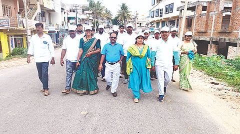 ಅರಕಲಗೂಡಿನಲ್ಲಿ ವಿಶ್ವ ಪರಿಸರ ದಿನಾಚರಣೆ ಅಂಗವಾಗಿ ಪರಿಸರ ಜಾಗೃತಿ ಜಾಥಾ ನಡೆಸಲಾಯಿತು. ಕೆ.ಸಿ. ಸೌಮ್ಯಾ, ನಾಗೇಂದ್ರ ಕುಮಾರ್, ಕೆ.ಪಿ. ನಾರಾಯಣ ಇತರರು ಇದ್ದರು.