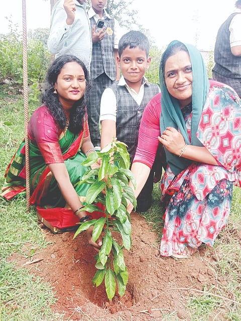 ಅರಕಲಗೂಡು ತಾಲೂಕಿನ ಕೊಣನೂರಿನ ಉಳ್ಳೇನಹಳ್ಳಿ ನಳಂದ ಪಬ್ಲಿಕ್ ಶಾಲಾ ಆವರಣದಲ್ಲಿ ಸಸಿ ನೆಟ್ಟು ವಿಶ್ವ ಪರಿಸರ ದಿನ ಆಚರಿಸಲಾಯಿತು. ಸಕೀನಾ, ದಿವ್ಯಾ ಇತರರಿದ್ದರು.