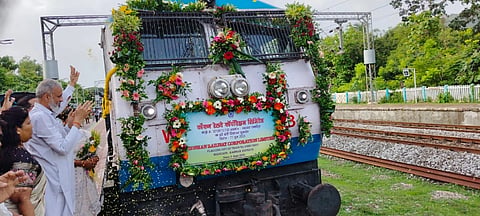 ಕಾಗೇರಿ ರೈಲನ್ನು ಸ್ವಾಗತಿಸಿದರು. 