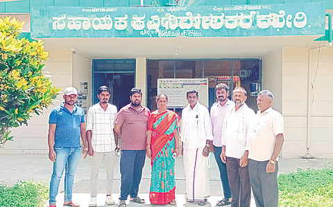 ಪಟ್ಟಣದ ಕೃಷಿ ಇಲಾಖೆ ಮುಂದೆ ಪ್ರತಿಭಟನೆ ಮುಂದಾಗಿದ್ದ ಜಯಮ್ಮ ಮತ್ತು ಗ್ರಾಮಸ್ಥರು.