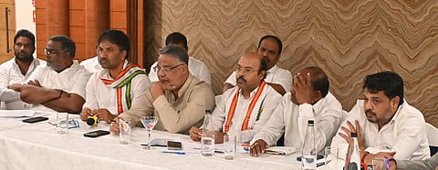ಮೈಸೂರು ನಗರದ ಖಾಸಗಿ ಹೋಟೆಲ್‌ನಲ್ಲಿ ಮಂಗಳವಾರ ಎಸ್‌ಐಆರ್ ಕುರಿತು ಕಾಂಗ್ರೆಸ್ ನಾಯಕರು ಚರ್ಚೆ ನಡೆಸಿದರು. ಸಚಿವ ಡಾ.ಯತೀಂದ್ರ ಸಿದ್ದರಾಮಯ್ಯ, ಸಂಸದ ಸುನಿಲ್ ಬೋಸ್, ಶಾಸಕರಾದ ತನ್ವೀರ್ ಸೇಠ್, ಸಿ. ಪುಟ್ಟರಂಗಶೆಟ್ಟಿ, ರವಿಶಂಕರ್, ಅನಿಲ್ ಚಿಕ್ಕಮಾದು, ಕೆ. ಹರೀಶ್ ಗೌಡ, ಎಚ್.ಎಂ. ಗಣೇಶ್ ಪ್ರಸಾದ್ ಹಾಗೂ ಇತರರು ಇದ್ದರು.