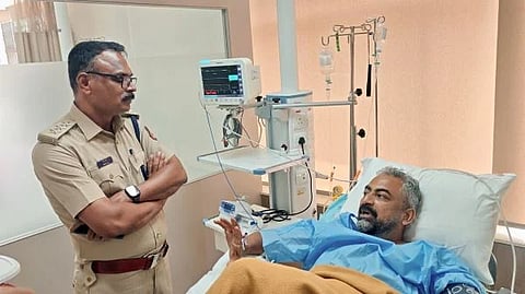 ಕನಕಪುರ ಸುಂಡಘಟ್ಟ ಗ್ರಾಮದ ತೋಟದ ಮನೆ ನಾಡಬಾಂಬ್ ಸ್ಪೋಟದಲ್ಲಿ ಹಾಯಗೊಂಡಿರುವ ಮೋಹನ್‌ನನ್ನು ಡಿ.ವೈ.ಎಸ್.ಪಿ ಗಿರಿ ಆಸ್ಪತ್ರೆಯಲ್ಲಿ ವಿಚಾರಣೆ ಮಾಡುತ್ತಿರುವುದು.
