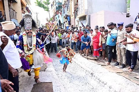 ರೇವಣಸಿದ್ದೇಶ್ವರ ಕೊಂಡದ ದೃಶ್ಯ