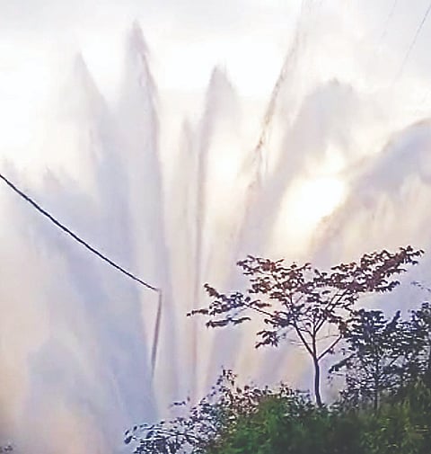 ಎತ್ತಿನಹೊಳೆ ಪೈಪ್ ಸ್ಫೋಟಗೊಂಡ ಪರಿಣಾಮ ನೀರು ಕಾರಂಜಿಯಂತೆ ಚಿಮ್ಮುತ್ತಿರುವುದು.