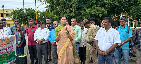 ನಾಗಮಂಗಲ ಪಟ್ಟಣದ ಶ್ರೀ ಸೌಮ್ಯಕೇಶವ ಸ್ವಾಮಿ ದೇವಸ್ಥಾನದ ಮುಂಭಾಗದಲ್ಲಿ ಬುಧವಾರ ಸಂಜೆ ಆಯೋಜಿಸಿದ್ದ ಮತದಾರರ ಪಟ್ಟಿಗಳ ವಿಶೇಷ ಸಮಗ್ರ ಪರಿಷ್ಕರಣೆ ಕುರಿತು ಜನ ಜಾಗೃತಿ ಅಭಿಯಾನದಲ್ಲಿ ಜಿಪಂ ಸಿಇಒ ಕೆ.ಆರ್.ನಂದಿನಿ ಮಾತನಾಡಿದರು.  ಬಿ.ಎಸ್.ಸತೀಶ್,  ಎಸ್.ಆರ್.ಲೋಕೇಶ್, ಕೆ.ರವೀಶ್, ಕೃಷ್ಣಮೂರ್ತಿ,  ಸಂದೀಪ್ ಇದ್ದರು.
