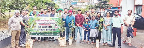  ಸಕಲೇಶಪುರದ ನ್ಯಾಯಾಲಯದ ಅವರಣದಲ್ಲಿ ವನಮಹೋತ್ಸವ ಕಾರ್ಯಕ್ರಮ ಹಮ್ಮಿಕೊಳ್ಳಲಾಗಿತ್ತು. ಜೆಎಂಎ್ಸಿ ಪ್ರಧಾನ ನ್ಯಾಯಾಧೀಶರಾದ ಲಕ್ಷ್ಮಿನರಸಿಂಹ, ನ್ಯಾಯಾಧೀಶರಾದ ಜಯಪ್ರಕಾಶ್, ಶ್ರುತಿ ಇತರರು ಇದ್ದರು.