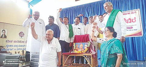 ತಾವರಗೇರಾದಲ್ಲಿ ಭಾನುವಾರ ಹಮ್ಮಿಕೊಂಡಿದ್ದ 371 (ಜೆ) ವಿಶೇಷ ಅಧ್ಯಯನ ಶಿಬಿರದ ಸಮಾರೋಪ ಸಮಾರಂಭದಲ್ಲಿ ಕಕ ಅಭಿವೃದ್ಧಿ ಹೋರಾಟ ಸಮಿತಿ ಅಧ್ಯಕ್ಷ ಚಾಮರಸ ಮಾಲಿಪಾಟೀಲ್, ರಾಘವೇಂದ್ರ ಕುಷ್ಟಗಿ, ಮೀನಾಕ್ಷಿ ಬಾಳಿ, ನಜೀರಸಾಬ್ ಮೂಲಿಮನಿ, ಕೆ.ನೀಲಾ ಇತರರಿದ್ದರು.