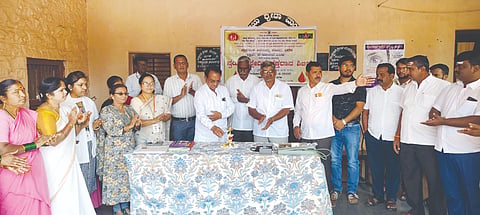 ಐಗಳಿ ಗ್ರಾಮದಲ್ಲಿ ಏರ್ಪಡಿಸಿದ್ದ ಸ್ವಯಂಪ್ರೇರಿತ ರಕ್ತದಾನ ಶಿಬಿರವನ್ನು ಎ.ಬಿ.ಗುಳೇದಾರ ಉದ್ಘಾಟಿಸಿದರು. ರಾಹುಲ ಚವ್ಹಾಣ, ಸಿ.ಎಸ್. ನೇಮಗೌಡ, ಡಾ.ಪೂರ್ಣಿಮಾ ಅಂಕಲಗಿ, ಶಿವಾನಂದ ಸಿಂಧೂರ, ಕವಿತಾ ಹಿರೇಮಠ ಇತರರಿದ್ದರು.