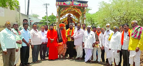 ಅರಟಾಳ ಗ್ರಾಮಕ್ಕೆ ಆಗಮಿಸಿದ ಸಿದ್ಧರತ್ನ ಮದಗೊಂಡೇಶ್ವರ ಅಪ್ಪಾಜಿಯವರ ಸದ್ಭಾವನಾ ಜ್ಯೋತಿಯನ್ನು ಸ್ವಾಗತಿಸಲಾಯಿತು. ಅಮರೇಶ್ವರ ಮಹಾರಾಜರು, ಬನಸಿದ್ಧ ಮಹಾರಾಜರು, ಜ್ಯೋತಿಲಕ್ಕಪ್ಪ ಮಹಾರಾಜರು ಇತರರಿದ್ದರು.