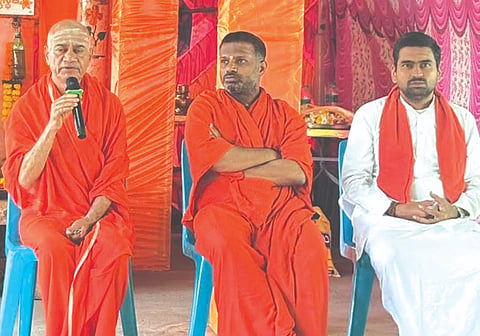 ನದಿ ಇಂಗಳಗಾಂವ ಗ್ರಾಮದ ತಪೋವನದಲ್ಲಿ ಹಮ್ಮಿಕೊಂಡಿದ್ದ ಪ್ರವಚನದಲ್ಲಿ ಸಿದ್ಧಲಿಂಗ ಸ್ವಾಮೀಜಿ ಮಾತನಾಡಿದರು. ಶಿವಬಸವ ಗುರು ಮುರುಘರಾಜೇಂದ್ರ ಸ್ವಾಮೀಜಿ, ಬಸವರಾಜೇಂದ್ರ ಶರಣರು ಇದ್ದರು.