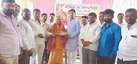 ಹಲ್ಯಾಳ ಗ್ರಾಮದಲ್ಲಿ ಸಮುದಾಯ ಭವನ ಕಟ್ಟಡ ಕಾಮಗಾರಿ ಭೂಮಿಪೂಜೆ ಸಮಾರಂಭದಲ್ಲಿ ಸಿದ್ಧರಾಮೇಶ್ವರ ಸ್ವಾಮೀಜಿ ಅವರನ್ನು ಚಿದಾನಂದ ಸವದಿ ಸನ್ಮಾನಿಸಿದರು. ಕುಮಾರ ಪಾಟೀಲ, ಪರಪ್ಪ ಶೇಗುಣಸಿ, ಜಡೆಪ್ಪ ಕುಂಬಾರ ಇತರರಿದ್ದರು. 