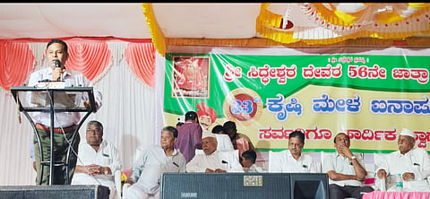 ಐನಾಪುರದಲ್ಲಿ ಹಮ್ಮಿಕೊಂಡಿದ್ದ ಕೃಷಿ ವಿಚಾರ ಸಂಕಿರಣದಲ್ಲಿ ಡಾ.ಸುನೀಲಕುಮಾರ ನೂಲಿ ಮಾತನಾಡಿದರು. ಜಗದೀಶ ಪಟವರ್ಧನ, ಅಣ್ಣಾಸಾಬ ಡೂಗನವರ, ಸುಭಾಷ ಪಾಟೀಲ ಇತರರಿದ್ದರು.