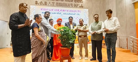 ಬೆಳಗಾವಿ ನಗರದ ಎಸ್.ಜಿ.ಬಾಳೇಕುಂದ್ರಿ ತಾಂತ್ರಿಕ ಮಹಾವಿದ್ಯಾಲಯ ಸಭಾಭವನದಲ್ಲಿ ಹಮ್ಮಿಕೊಂಡಿದ್ದ ಪತ್ರಿಕಾ ದಿನಾಚರಣೆ ಸಮಾರಂಭವನ್ನು ಪ್ರೊ.ಸಿ.ಎಂ.ತ್ಯಾಗರಾಜ್ ಉದ್ಘಾಟಿಸಿದರು. ಡಾ.ಅಲ್ಲಮಪ್ರಭು ಸ್ವಾಮೀಜಿ, ಎನ್.ವಿ.ಬರಮನಿ, ಪಾಲಿಕೆ ಆಯುಕ್ತ ಕಾರ್ತಿಕ ಎಂ., ಮುರುಗೇಶ ಶಿವಪೂಜಿ ಇತರರಿದ್ದರು.