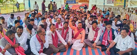 ಅಲೆಮಾರಿಗಳಿಗೆ ಪ್ರತ್ಯೇಕ ಶೇ.1ರಷ್ಟು ಮೀಸಲಾತಿ ನೀಡಬೇಕು ಎಂದು ಒತ್ತಾಯಿಸಿ ಅಲೆಮಾರಿ ಬುಡಕಟ್ಟು ಮಹಾಸಭಾದಿಂದ ಪ್ರತಿಭಟನೆ ನಡೆಸಲಾಯಿತು. ಸುಡುಗಾಡು ಹುಸೇನಪ್ಪ, ಮಾರುತಿ, ತಿಪ್ಪೇಶಪ್ಪ ಸಿಂದೋಳ್ಳಿ, ಶ್ರೀನಿವಾಸ ಇತರರಿದ್ದರು.
