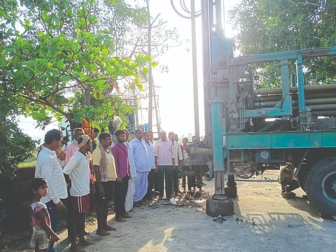 ಕೋಥಳಿವಾಡಿ ಗ್ರಾಮದ ಲಕ್ಷ್ಮೀ  ದೇವಸ್ಥಾನದ ಬಳಿ ಬೋರವೆಲ್ ಕೊರೆಯಿಸಲು ಚಾಲನೆ ನೀಡಲಾಯಿತು.