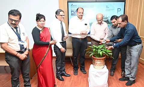 ಬೆಳಗಾವಿಯ ಕೆಎಲ್‌ಇ ಡಾ. ಪ್ರಭಾಕರ ಕೋರೆ ಆಸ್ಪತ್ರೆ ಹಾಗೂ ವೈದ್ಯಕೀಯ ಸಂಶೋಧನಾ ಕೇಂದ್ರದಲ್ಲಿ ವಿಶ್ವ ಜನಸಂಪರ್ಕ ದಿನಾಚರಣೆ ಅಂಗವಾಗಿ ಈಚೆಗೆ ಏರ್ಪಡಿಸಲಾಗಿದ್ದ ಕಾರ್ಯಕ್ರಮವನ್ನು  ಡಾ.ಕರ್ನಲ್ ಎಂ. ದಯಾನಂದ ಉದ್ಘಾಟಿಸಿದರು. ಡಾ.ಮಾಧವ ಪ್ರಭು, ಎನ್. ಲೋಕೇಶ, ವೀರಾ ಭವಾನೆ ಇತರರಿದ್ದರು.