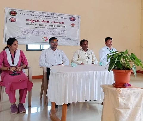 ಸವದತ್ತಿ ತಾಲೂಕಿನ ಕಾರಿಮನಿ ಗ್ರಾಮದಲ್ಲಿ ತೆನಿಕೊಳ್ಳದ ಕೆಎಲ್‌ಇ ಕಷಿ ವಿಜ್ಞಾನ ಕಾಲೇಜಿನಿಂದ ಹಮ್ಮಿಕೊಂಡಿದ್ದ ಮಣ್ಣಿನ ಆರೋಗ್ಯ ನಿರ್ವಹಣೆ ಸಂವಾದ ಕಾರ್ಯಕ್ರಮದಲ್ಲಿ ಎಸ್.ಎಂ.ವಾರದ, ಡಾ.ಅರುಣ ಕಣಗಲಬಾವಿ, ಡಾ.ಮುತ್ತಪ್ಪ ಚಿಗಡೊಳ್ಳಿ, ಡಾ.ಮಧುರಿಮಾ, ಡಾ.ಪ್ರವೀಣಕುಮಾರ, ಡಾ.ಬಾಳೇಶ  ಗೌಡಪ್ಪನವರ ಇತರರಿದ್ದರು.