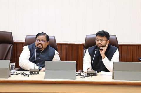 ಜಿಪಂ ಸಭಾಂಗಣದಲ್ಲಿ ಹಮ್ಮಿಕೊಂಡಿದ್ದಜಿಲ್ಲಾ ಮಟ್ಟದ ವಿವಿಧ ಇಲಾಖೆಗಳ ಪ್ರಗತಿ ಪರಿಶೀಲನಾ ಸಭೆಯಲ್ಲಿ ಸಂಜಯ ಶೆಟ್ಟೆಣ್ಣವರ ಮಾತನಾಡಿದರು. ರಾಹುಲ್ ಶಿಂಧೆ ಇದ್ದರು.