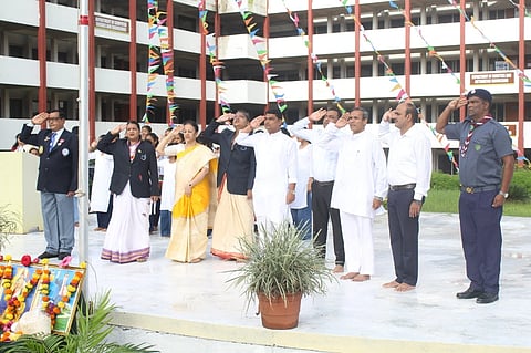 ಬೆಳಗಾವಿ ನಗರದ ಅಂಗಡಿ ತಾಂತ್ರಿಕ ಮತ್ತು ವ್ಯವಸ್ಥಾಪನಾ ಕಾಲೇಜಿನಲ್ಲಿ ಆಯೋಜಿಸಿದ್ದ ಸ್ವಾತಂತ್ರ್ಯೋತ್ಸವದಲ್ಲಿ ಸುರೇಶ ಅಂಗಡಿ ಶಿಕ್ಷಣ ಸಂಸ್ಥೆ ಕಾರ್ಯಾಧ್ಯಕ್ಷೆ ಹಾಗೂ ಮಾಜಿ ಸಂಸದೆ ಮಂಗಲ ಸುರೇಶ ಅಂಗಡಿ ಧ್ವಜಾರೋಹಣ ನೆರವೇರಿಸಿದರು.ಡಾ.ಆನಂದ ದೇಶಪಾಂಡೆ, ಡಾ.ಕಿರಣ ಪೋತದಾರ, ಡಾ.ಸೂರ್ಯಕುಮಾರ ಕನೈ ಇತರರಿದ್ದರು.