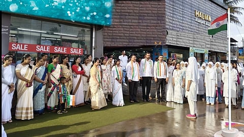 ಮಹಾಂತೇಶ ನಗರದಲ್ಲಿರುವ ಎಮಿನೆಂಟ್ ಕೋಚಿಂಗ್ ಕ್ಲಾಸಿಸ್‌ನಲ್ಲಿ ಆಯೋಜಿಸಿದ್ದ 80ನೇ ಸ್ವಾತಂತ್ರ್ಯೋತ್ಸವದಲ್ಲಿ ಮಂಜುನಾಥ ಕೌಲಗಿ ಧ್ವಜಾರೋಹಣ ನೆರವೇರಿಸಿದರು. ಭಾಗ್ಯಲಕ್ಷ್ಮೀ ಕೌಲಗಿ, ಕವಿತಾ ಬೊಮ್ಮಣ್ಣವರ, ಸಂಜೀವ ದಾವಣಿ, ಸ್ವಾತಿ ಕಟ್ಟಿಮನಿ ಇತರರಿದ್ದರು.