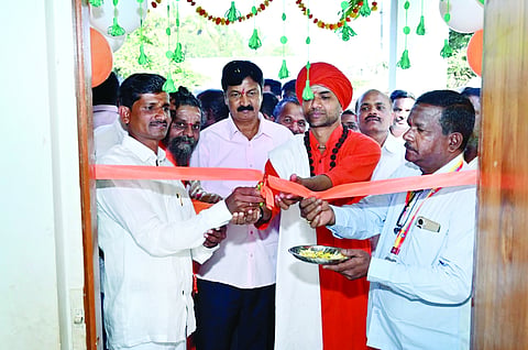  ಸುಲಧಾಳದಲ್ಲಿ ಸರ್ಕಾರಿ ಹಿರಿಯ ಪ್ರಾಥಮಿಕ ಶಾಲೆಯ ಕೊಠಡಿಗಳನ್ನು ಡಾ.ಅಮರಸಿದ್ಧೇಶ್ವರ ಸ್ವಾಮೀಜಿ ಉದ್ಘಾಟಿಸಿದರು. ರಮೇಶ ಜಾರಕಿಹೊಳಿ, ಜಿ.ಬಿ.ಬಳಗಾರ ಇತರರಿದ್ದರು.