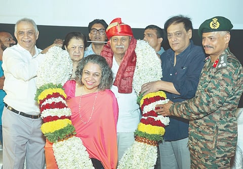 ಬೆಳಗಾವಿಯಲ್ಲಿ ಪದ್ಮಶ್ರೀ ಪುರಸ್ಕೃತ ಡಾ.ಪ್ರಭಾಕರ ಕೋರೆ ಮತ್ತು ಆಶಾ ಕೋರೆ ದಂಪತಿಯನ್ನು ವಿವಿಧ ಸಂಘಟನೆಗಳಿಂದ ಸನ್ಮಾನಿಸಲಾಯಿತು. ಡಾ.ಪ್ರೀತಿ ದೊಡವಾಡ, ಗಿರೀಶ ಉಪಾಧ್ಯೆ, ಶಿರೀಷ್ ಗೋಗಟೆ, ಅವಿನಾಶ ಪೋತದಾರ ಇತರರಿದ್ದರು.